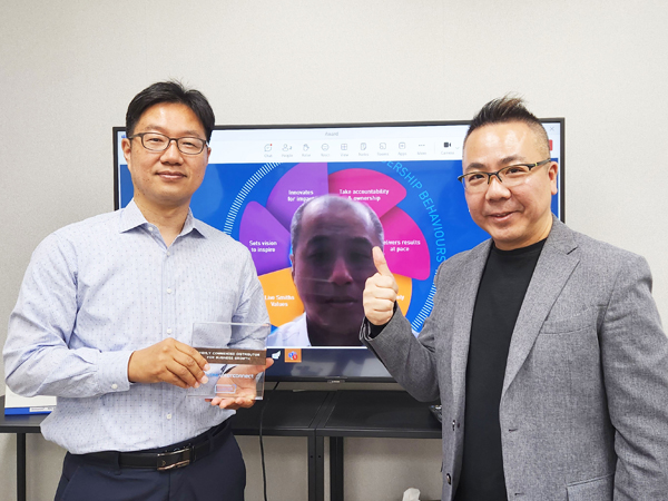 Director of Sales SM Hong and Kwangho Choi Bizmile’s President at their offices in Anyang, South Korea.